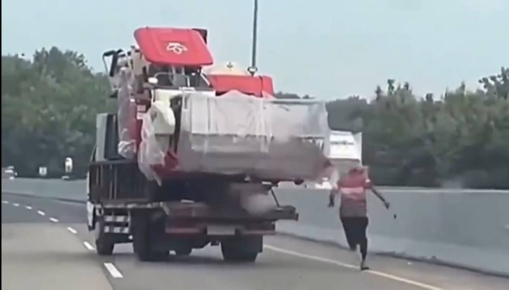Sopir mengejar truk meluncur di Tol Kalikangkung. (screenshoot @lokerjateng.id)