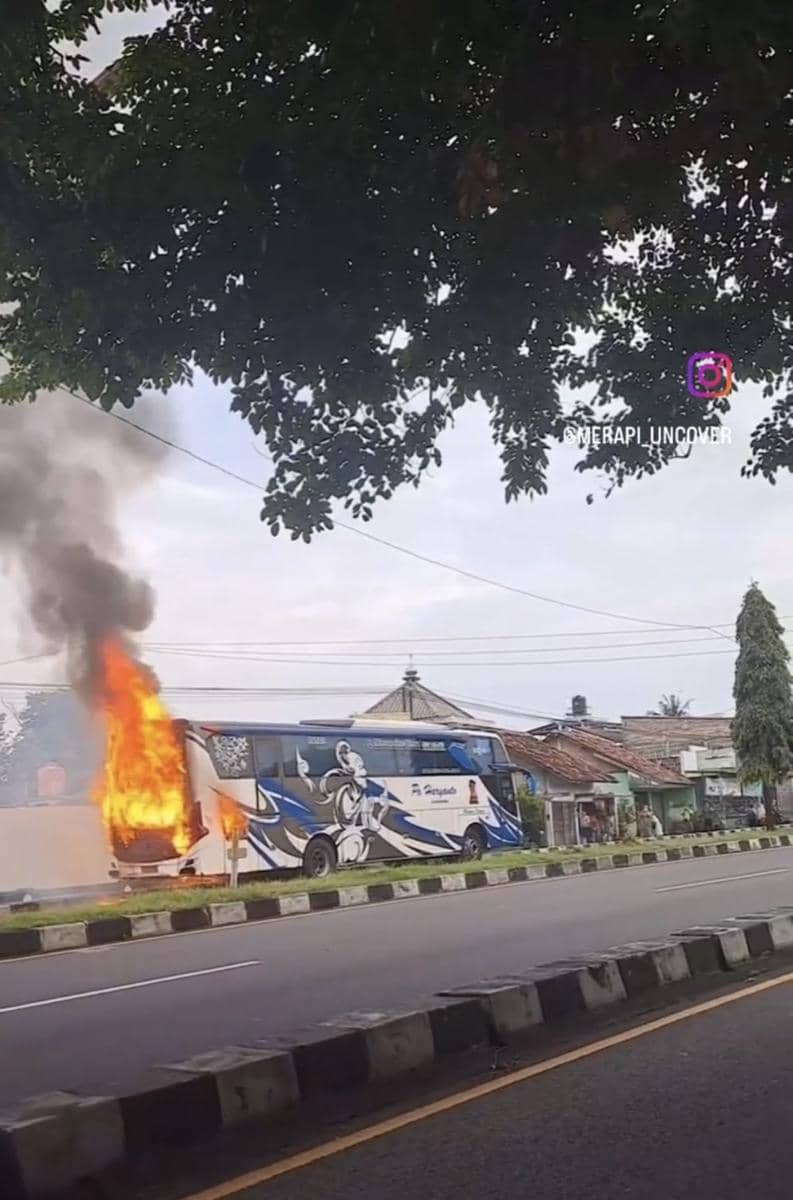 Bus PO Haryanto terbakar di Sleman. (Dok. Istimewa)