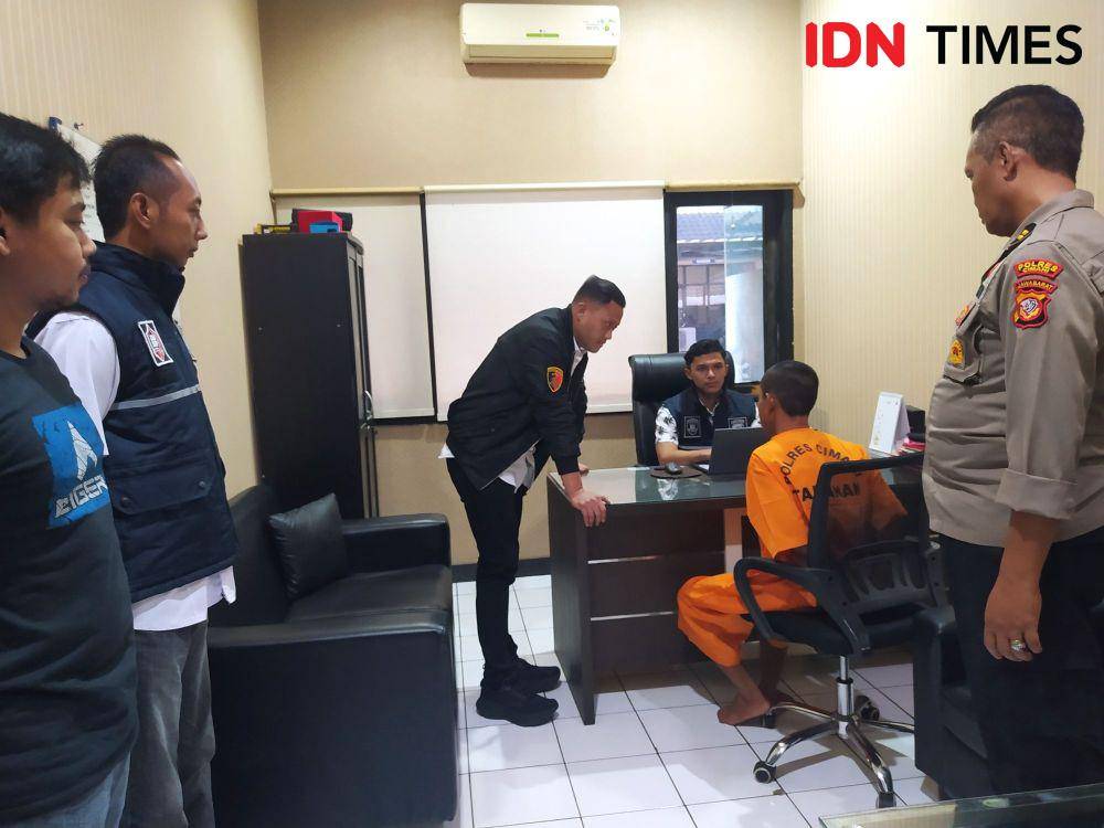 Penyidik Melakukan Pemeriksaan Terhadap Tersangka Pembunuhan yang Jasadnya Dikubur di Rumah di Desa Pataruman, Kecamatan Cihampelas, KBB. (IDN Times/Bangkit Rizki)