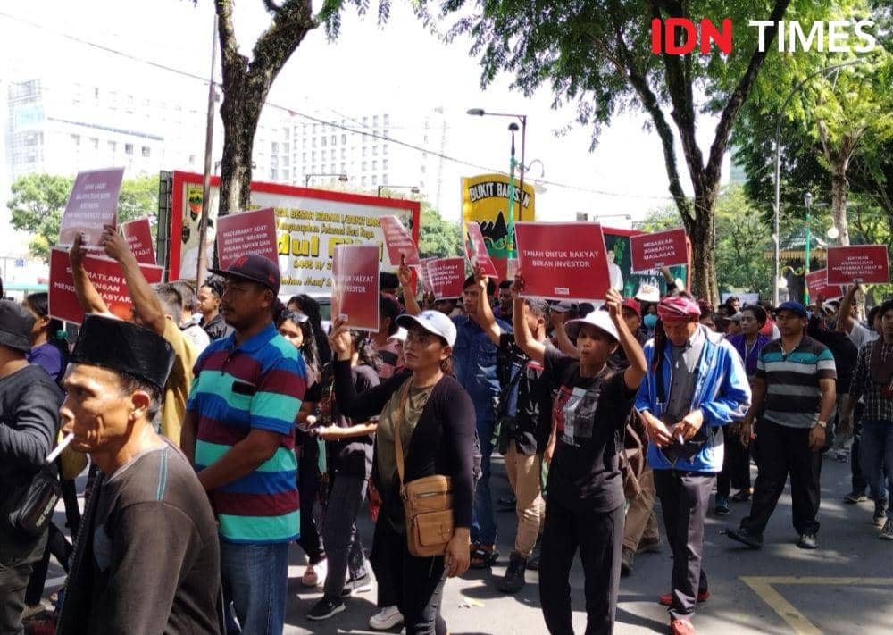 Massa aksi melakukan long march untuk menarik atensi masyarakat (IDN Times/Eko Agus Herianto)