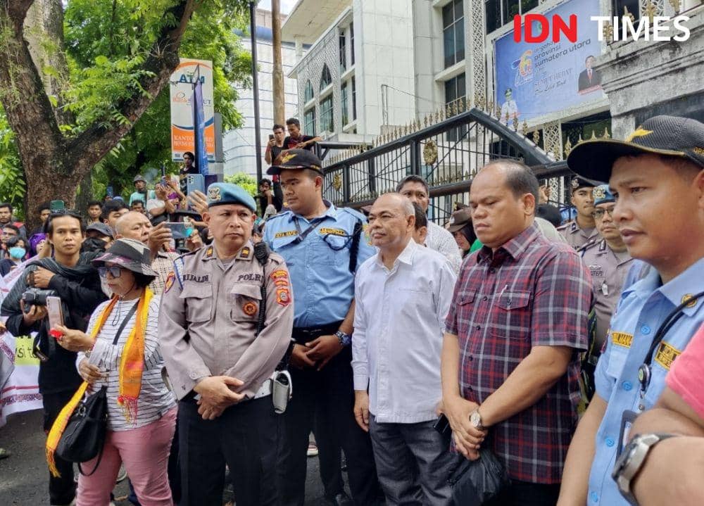 Anggota DPRD Sumut berinteraksi dengan massa aksi (IDN Times/Eko Agus Herianto)