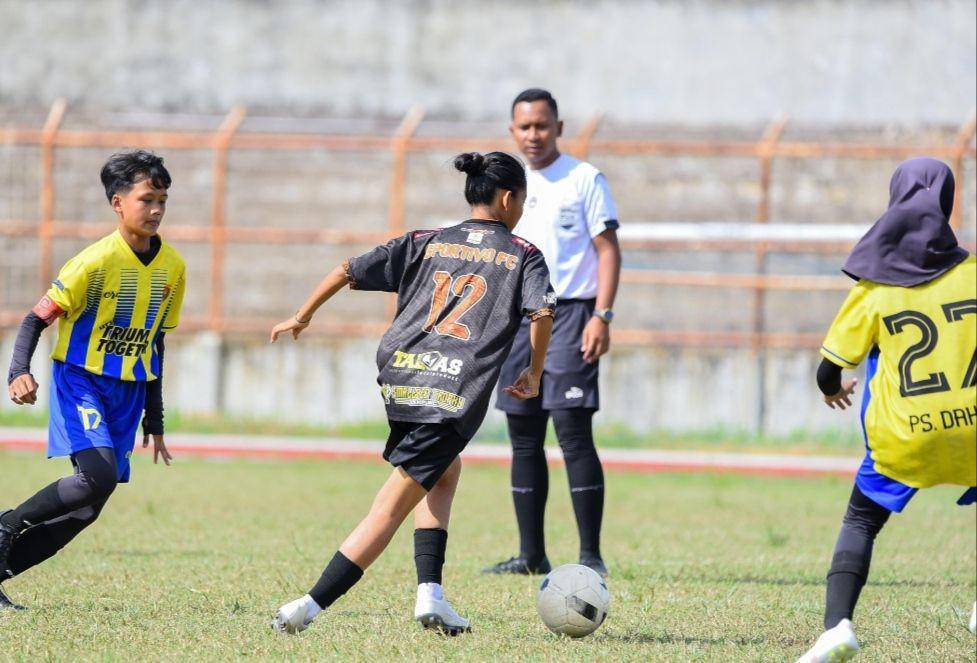 Nabila Syisilia Divany saat menggiring bola dan melewati sejumlah lawan (jersey hitam). (IDN Times/Istimewa).