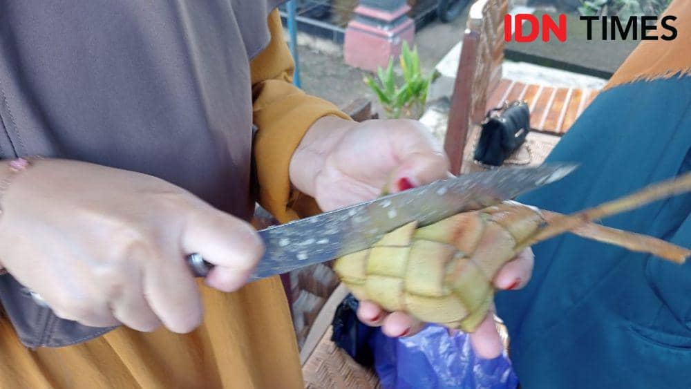 Sebanyak 5000 lebih ketupat digantung di depan rumah untuk warga yang mau datang  merayakan lebaran. IND Times/ Riyanto