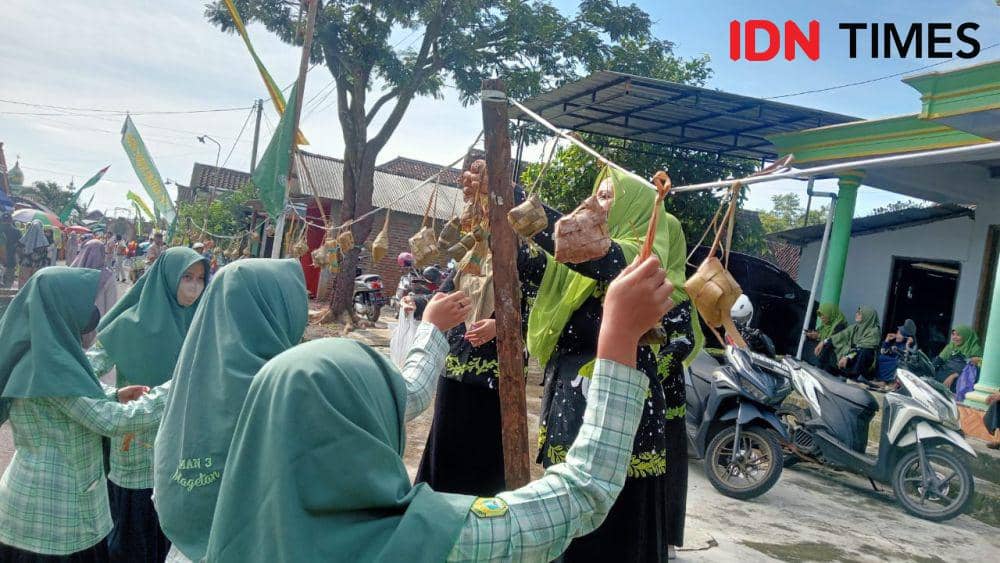 Sebanyak 5000 lebih ketupat digantung di depan rumah untuk warga yang mau datang  merayakan lebaran. IND Times/ Riyanto
