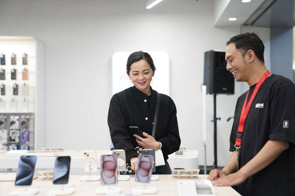 Komunikasi tim iBox dengan pelanggan saat memilih iPhone incarannya. (instagram.com/iboxindonesia)