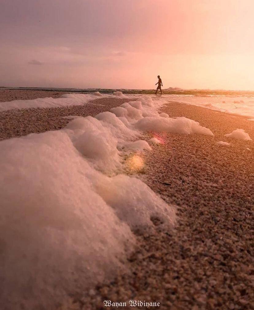 Pantai Melasti Pesisir Barat. (Instagram/wayanwidhicebol)