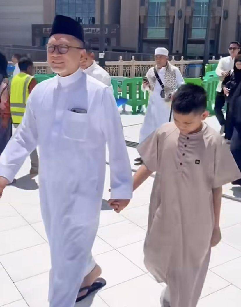 potret Putri Zulhas umrah bareng ayah dan kedua anaknya (Instagram.com/putri_zulhas)