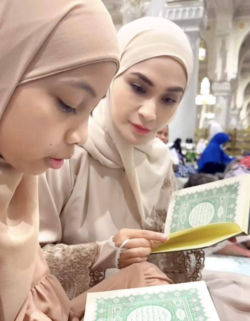 potret Putri Zulhas umrah bareng ayah dan kedua anaknya (Instagram.com/putri_zulhas)