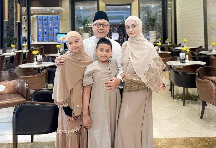 potret Putri Zulhas umrah bareng ayah dan kedua anaknya (Instagram.com/putri_zulhas)