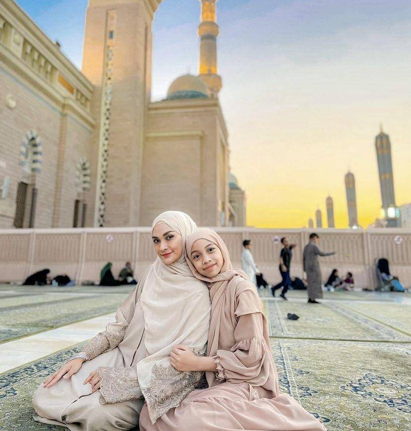 potret Putri Zulhas umrah bareng ayah dan kedua anaknya (Instagram.com/putri_zulhas)
