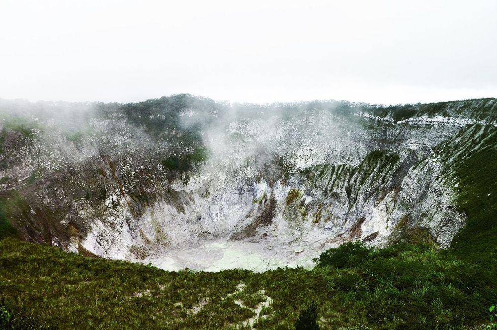 kawah Gunung Mahawu (commons.wikimedia.org/WhiteducksIG)