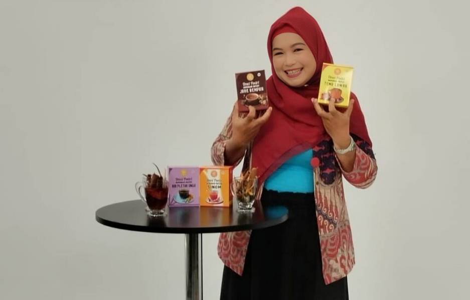 Dewi, nasabah PNM yang merintis usaha jamu. (dok. PNM)