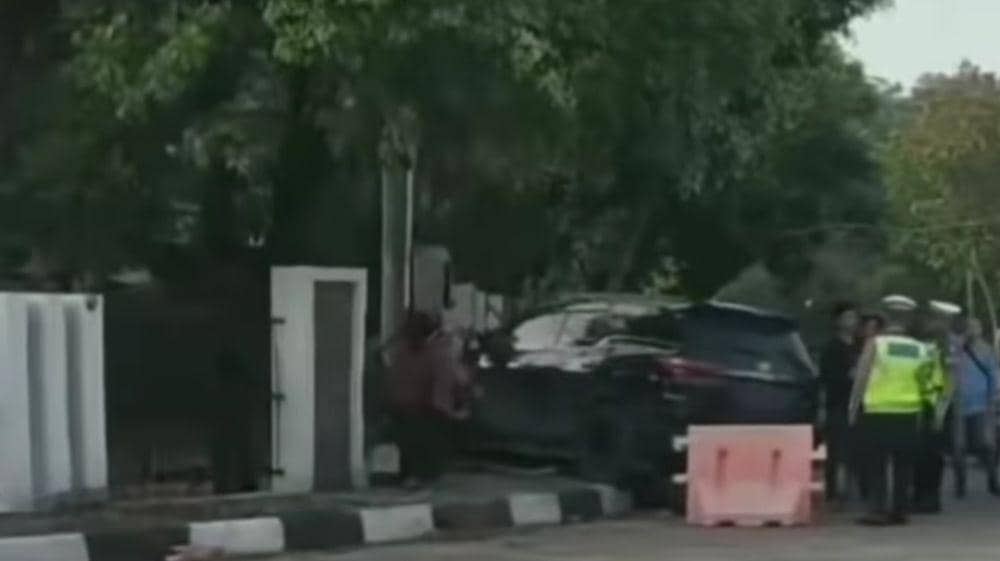 Diduga Mabuk, Polisi di Riau Tabrak Pagar Kantor Dinas dengan Mobilnya