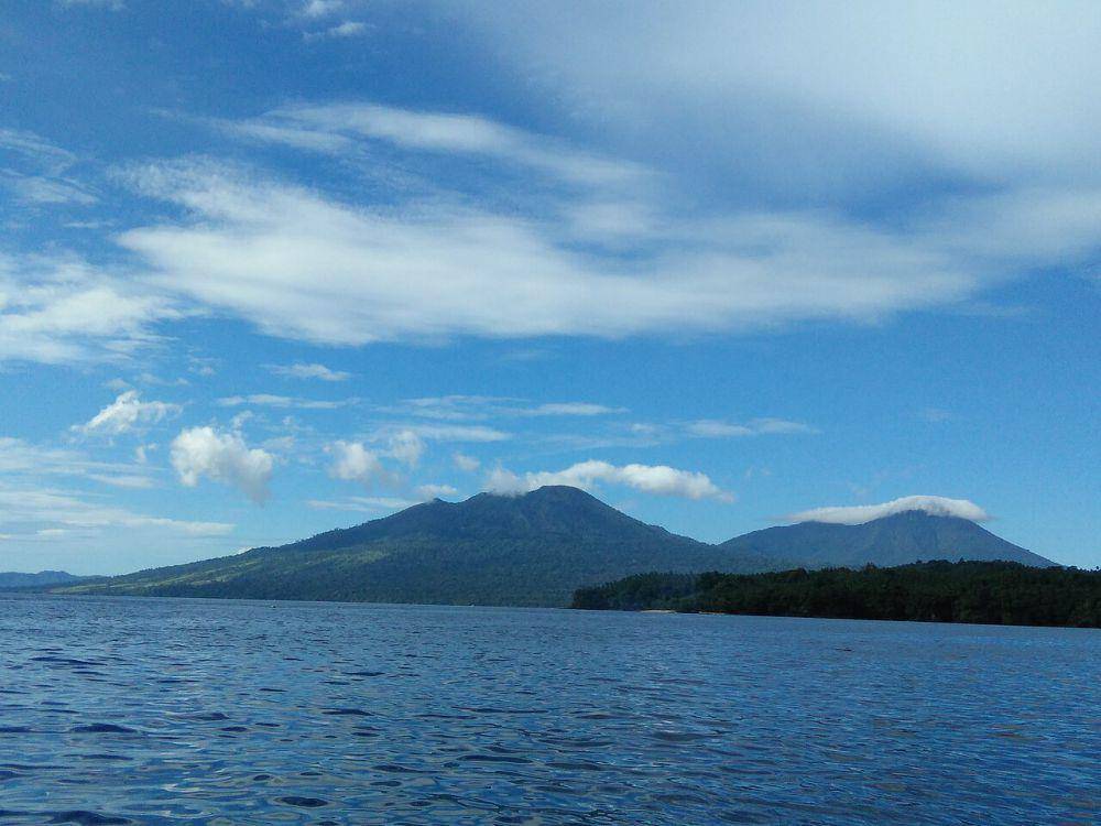 Gunung Tangkoko (kiri) dan Gunung Duasudara (kanan) (commons.wikimedia.org/Shankar_Raman)