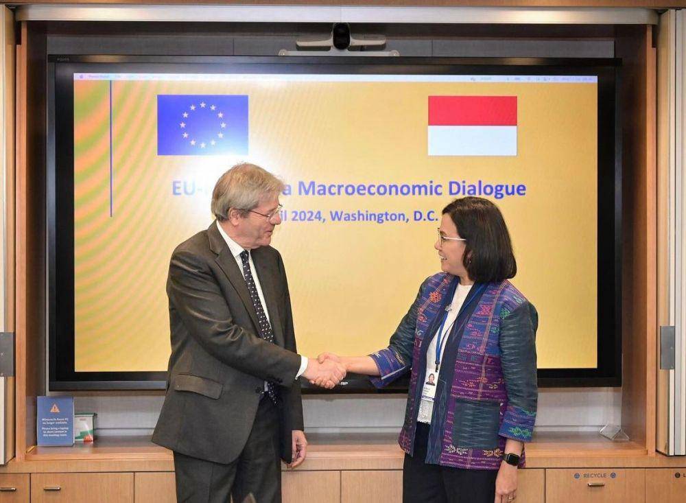 Sri Mulyani bersama Komisioner Uni Eropa, Paolo Gentolini, di Washington D.C., AS. (instagram.com/smindrawati)