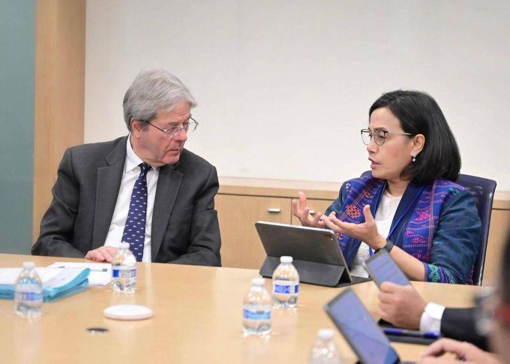 Sri Mulyani bersama Komisioner Uni Eropa, Paolo Gentolini, di Washington D.C., AS. (instagram.com/smindrawati)