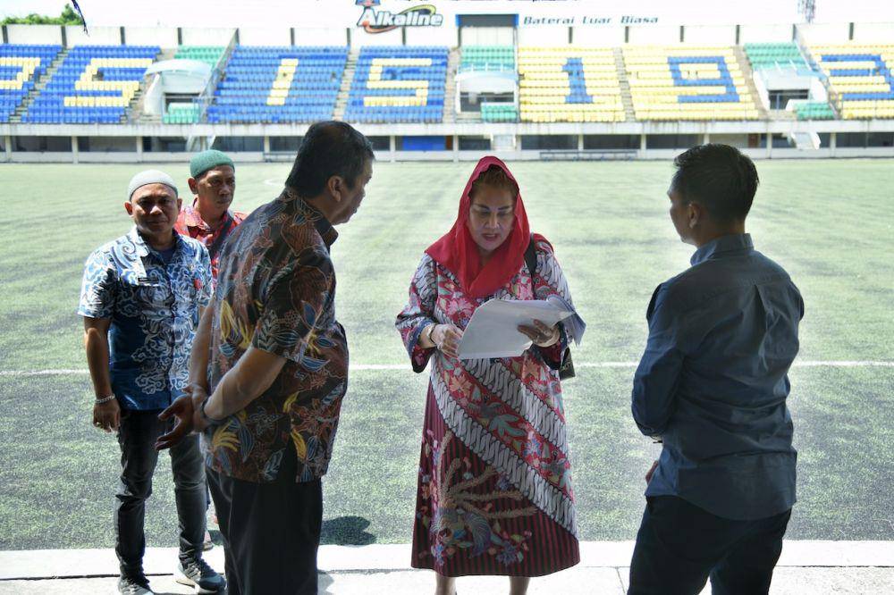 Wali Kota Semarang, Hevearita Gunaryanti Rahayu saat mengecek Stadion Citarum bersama perwakilan PT Mahesa Jenar, Danur Rispriyanto dan Kepala Dispora Kota Semarang, Fravarta Sadman pada Kamis (18/4/2024). (dok. Pemkot Semarang)