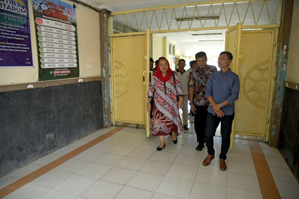 Wali Kota Semarang, Hevearita Gunaryanti Rahayu saat mengecek Stadion Citarum bersama perwakilan PT Mahesa Jenar, Danur Rispriyanto dan Kepala Dispora Kota Semarang, Fravarta Sadman pada Kamis (18/4/2024). (dok. Pemkot Semarang)