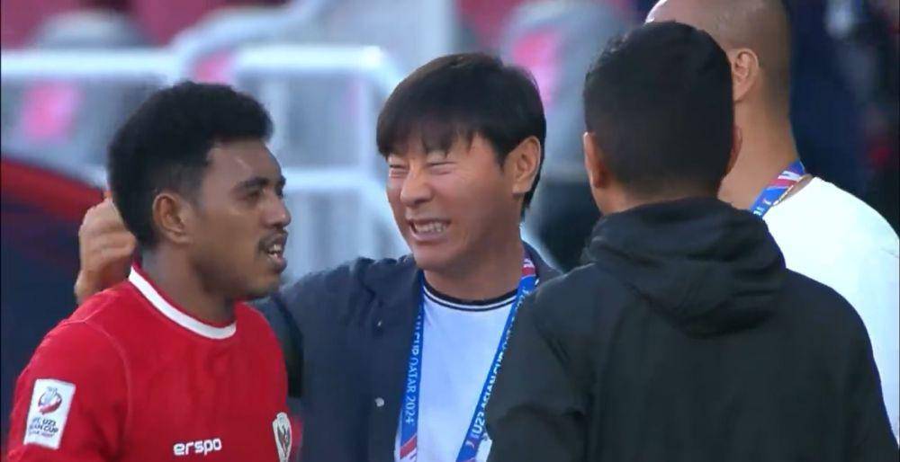 Tangkapan layar aksi Pelatih Timnas U-23 saat "mengeplak" bagian belakang kepala Jeam Kelly Sroyer saat bersua Australia di laga Grup A Piala Asia U-23 2024. (Margith/Sumber X)