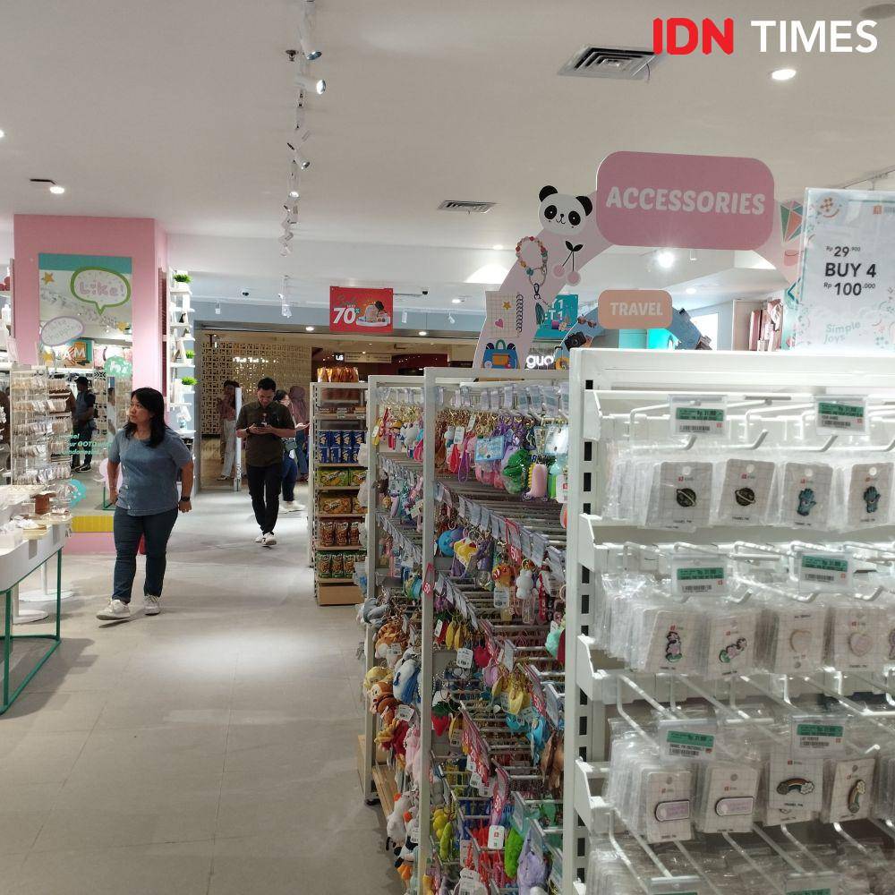 Seorang pengunjung saat melihat-lihat barang di Ataru Store di Medan (IDN Times/Doni Hermawan)