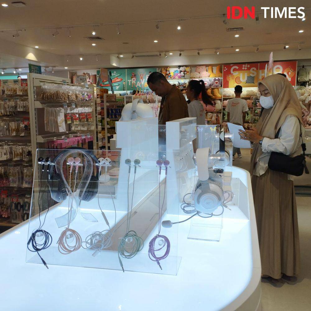 Seorang pengunjung saat melihat-lihat barang di Ataru Store di Medan (IDN Times/Doni Hermawan)