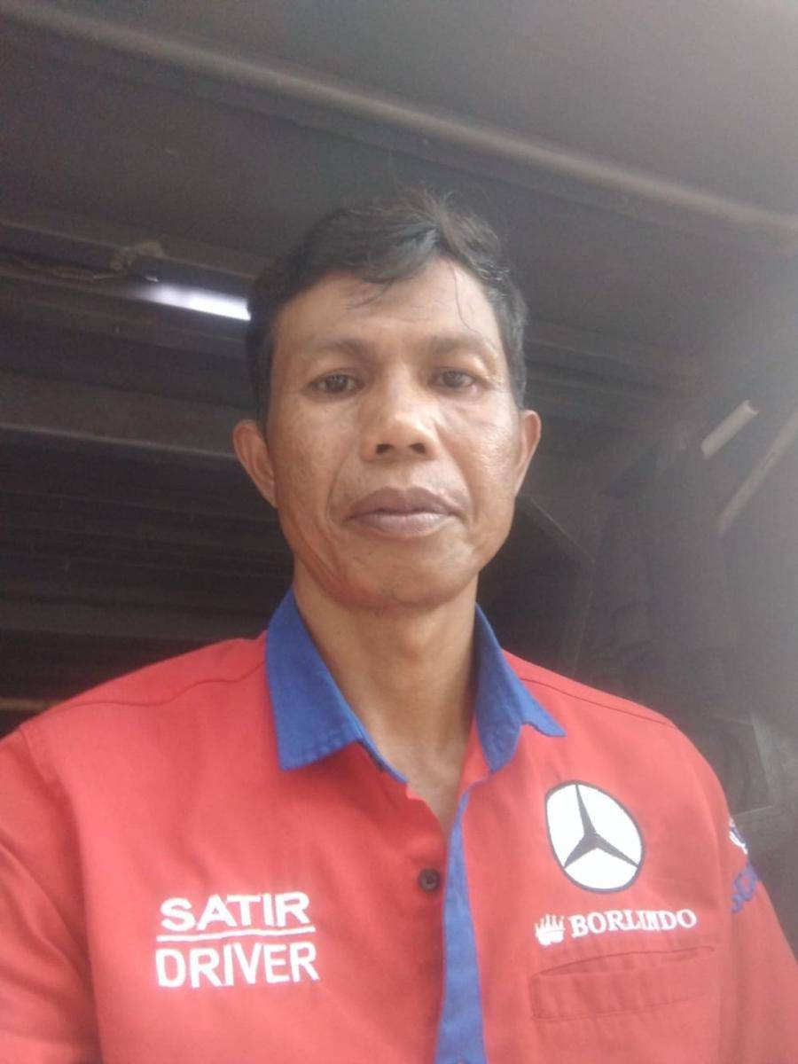 Sopir bus PO Bus Borlindo yang viral usai mengajak seluruh penumpang rute Palu-Makassar singgah makan di rumahnya saat hari Lebaran Idul Fitri di Sulawesi Barat/Istimewa
