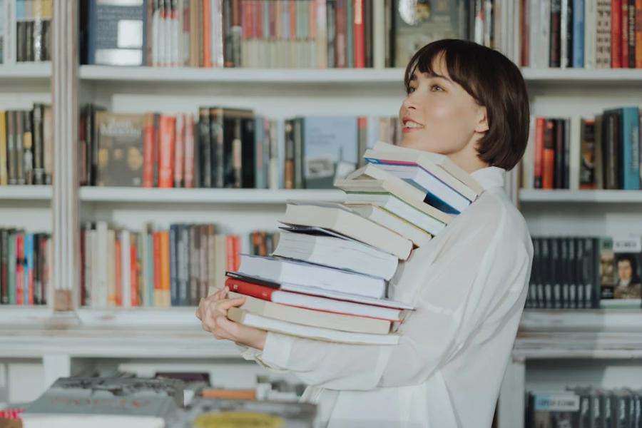 7 Manfaat Merawat Koleksi Buku Fisik, Pecinta Buku Wajib Tahu!