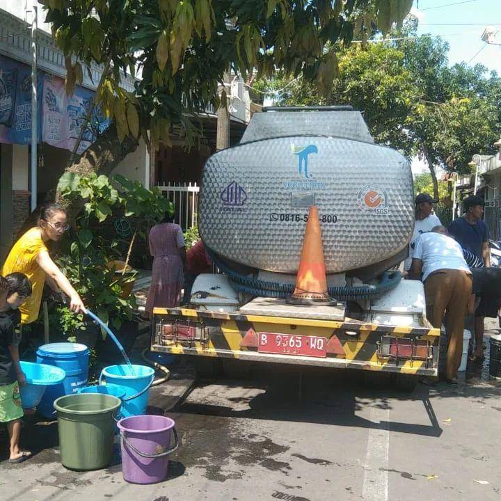 Mobil tangki pasokan air akibat kebocoran pipa PDAM di Jalan Ranugrati Kota Malang. (DOK. Dishub Kota Malang)