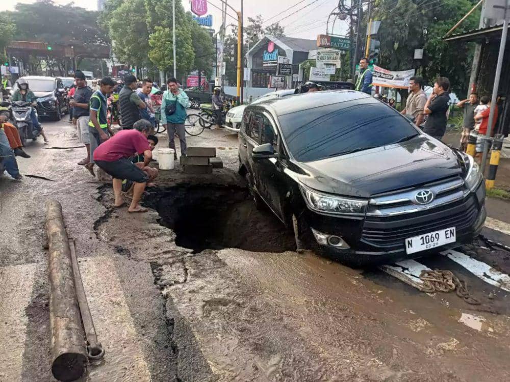 Kondisi lubang akibat pipa PDAM Bocor di Jalan Ranugrati Kota Malang. (DOK. Dishub Kota Malang)