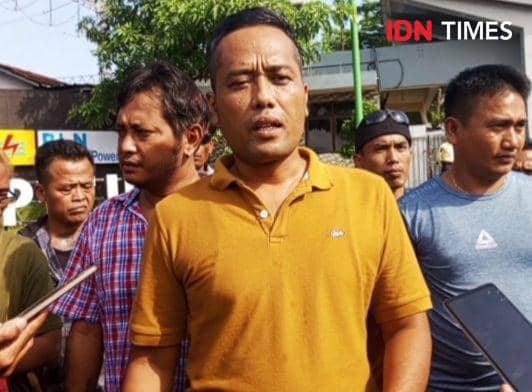 Rikoco, wakil koordinator aksi demo di depan PLTU Bunton Adipala, Jumat (19/4/2024).(IDN Times/Cokie Sutrisno)