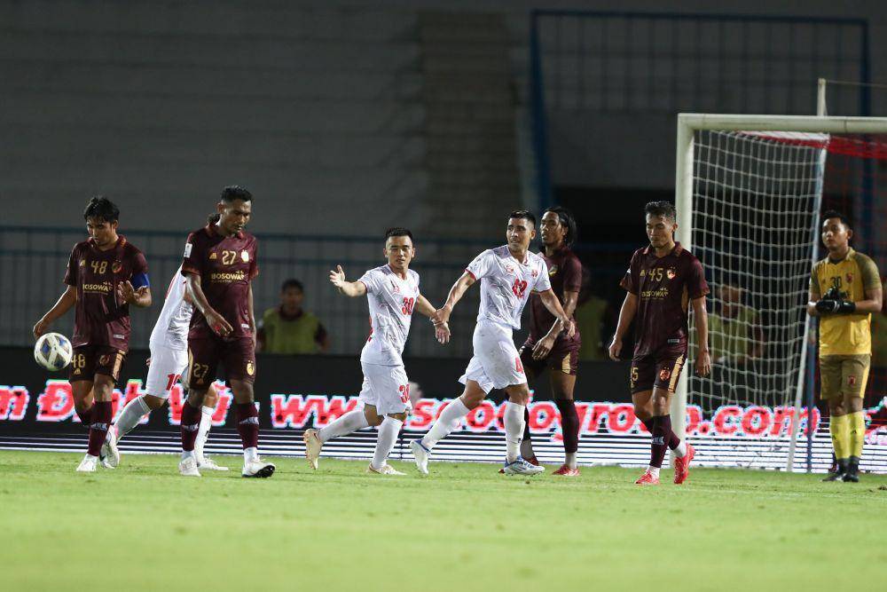 Para pemain Hai Phong FC merayakan gol kedua yang tercipta dalam laga matchday pertama Grup H AFC Cup 2023-24 melawan PSM Makassar yang berlangsung di Lach Tray Stadium, Hai Phong, Vietnam, Kamis 21 September 2023. (Asian Football Confederation (AFC))