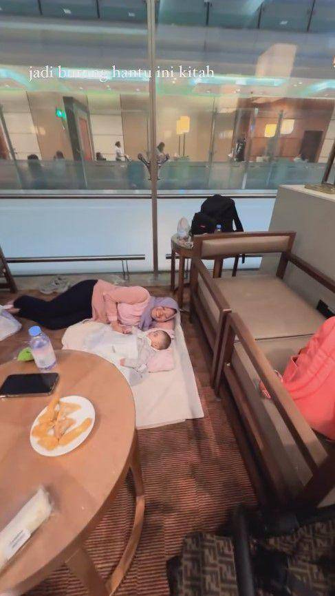 Atta dan Aurel terjebak di bandara (Instagram.com/attahalilintar)