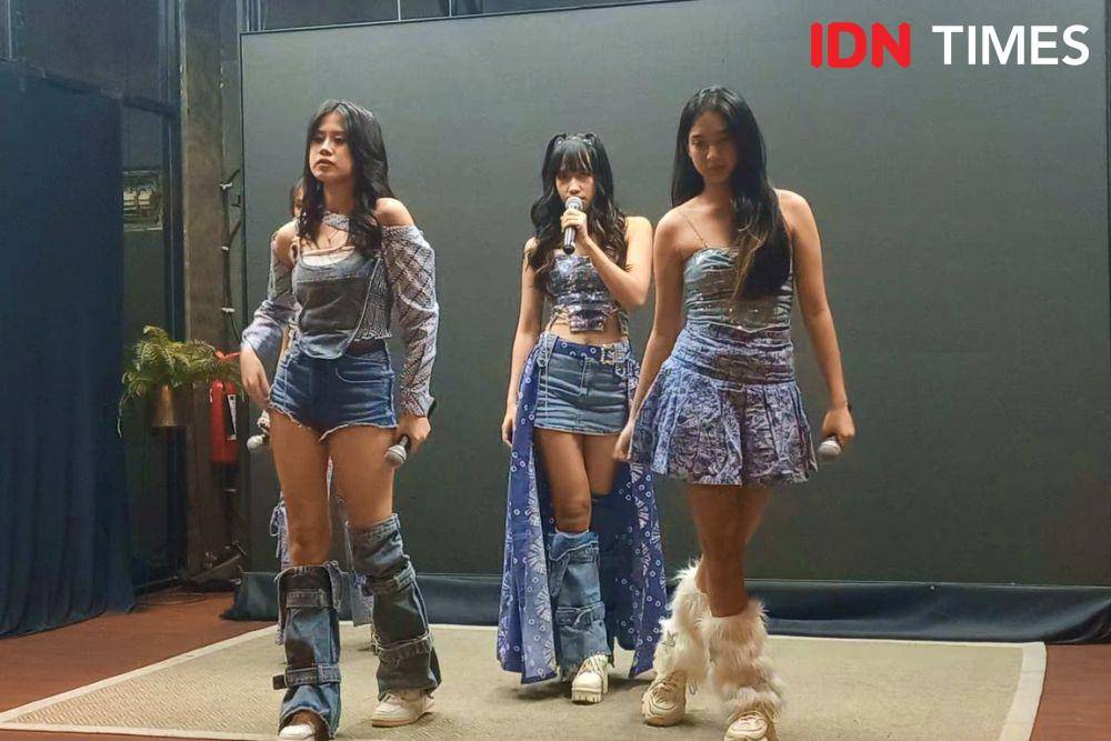 Allequa (tengah) saat menampilkan lagu terbaru ARIZE berjudul "Say Yes", Jakarta, Jumat (19/04/2024). (IDN Times/Ines Suseno)