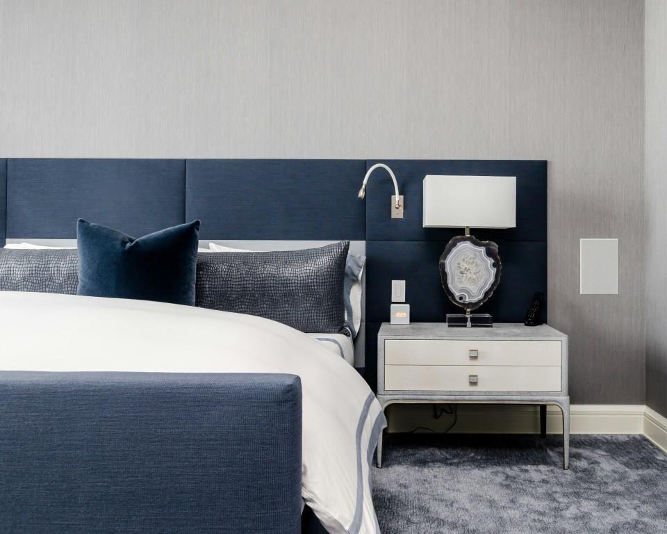 ilustrasi tempat tidur warna biru navy (unsplash.com/Chastity Cortijo)