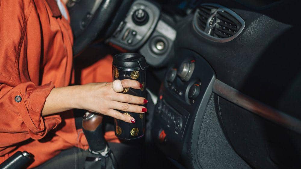 ilustrasi seseorang minum dalam mobil (freepik.com/freepik)