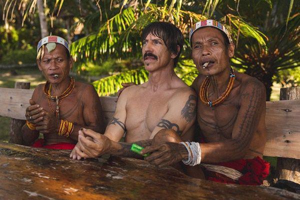 7 Potret Vokalis Red Hot Chili Peppers Liburan di Mentawai, Melokal!
