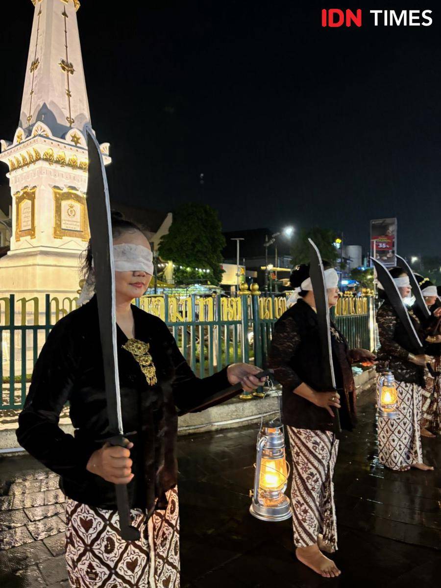 Aksi Lentera untuk MK, di Tugu Pal Putih Yogyakarta, Jumat (19/4/2024). (IDN Times/Herlambang Jati Kusumo)