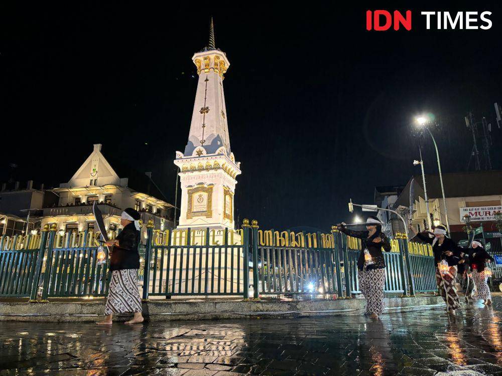 Aksi Lentera untuk MK, di Tugu Pal Putih Yogyakarta, Jumat (19/4/2024). (IDN Times/Herlambang Jati Kusumo)
