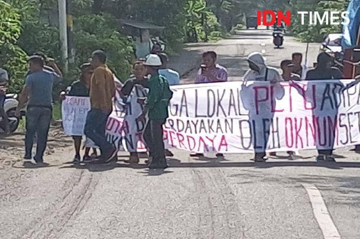 Sejumlah warga dan pengusaha biomassa lokal yang turun aksi, Jumat (19/4/1024).(IDN Times/Cokie Sutrisno)