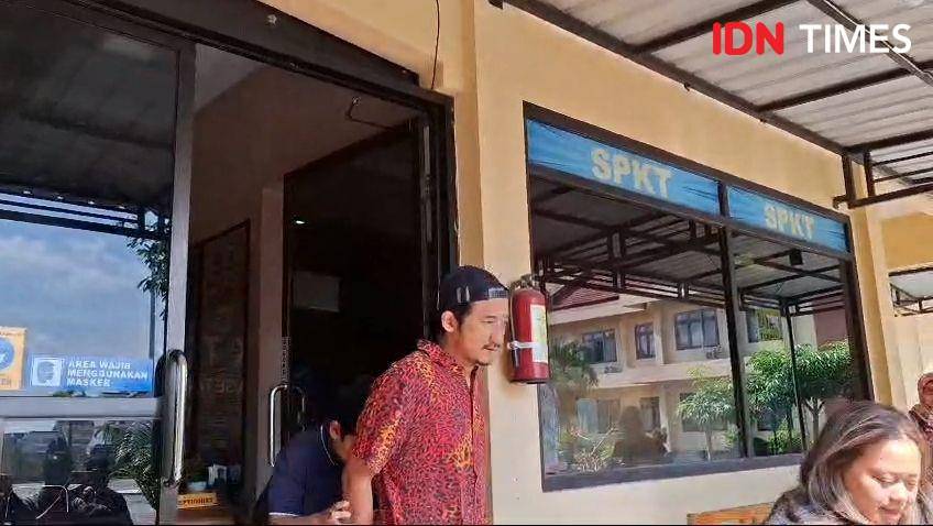 Isa Bajaj keluar dari SPKT Polres Magetan usai memberikan laporan. IDN Times/ Riyanto