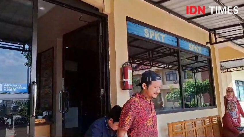 Isa Bajaj keluar dari SPKT Polres Magetan usai memberikan laporan. IDN Times/ Riyanto