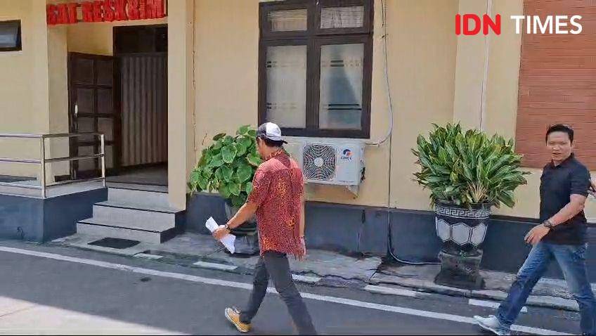 Isa Bajaj datangi Polres Magetan untuk melaporkan peristiwa kekerasan yang menimpa putrinya. IDN Times/ Riyanto