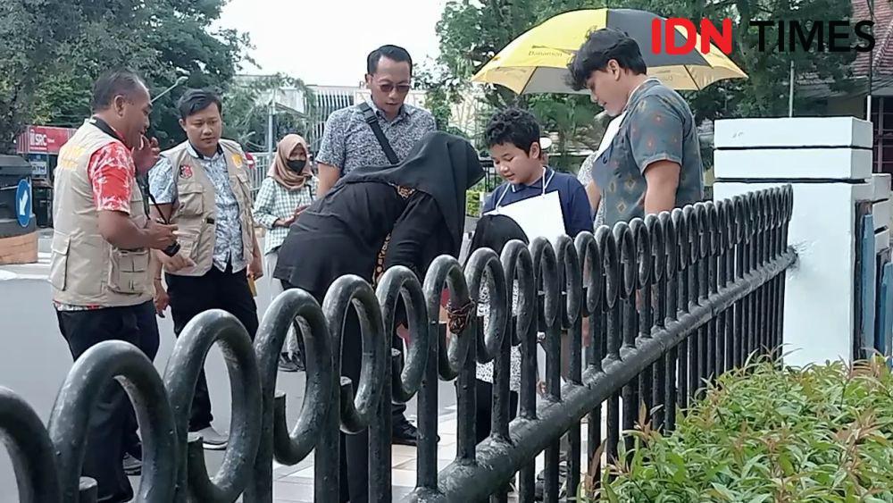 Polisi lakukan olah TKP di alun-alun Magetan tempat putri Isa Bajaj jadi korban kekerasan. IDN Times/ Riyanto