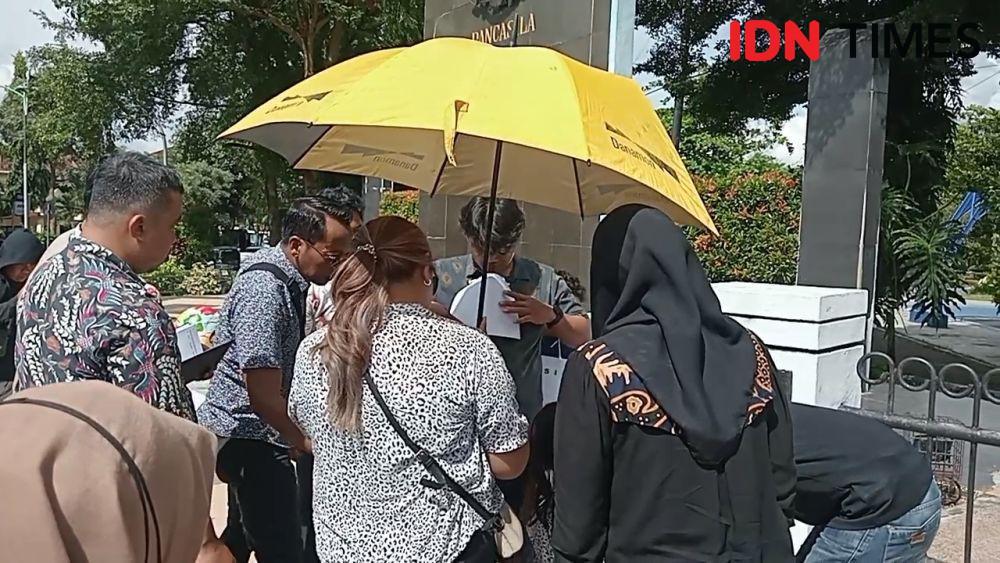 Polisi lakukan olah TKP di alun-alun Magetan tempat putri Isa Bajaj jadi korban kekerasan. IDN Times/ Riyanto