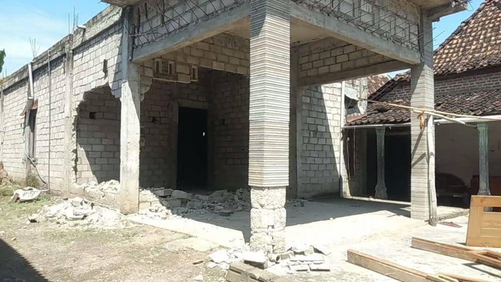 Tangkapan layar vidio viral sejumlah orang rusak rumah di Madiun. IDN Times/ Istimewa