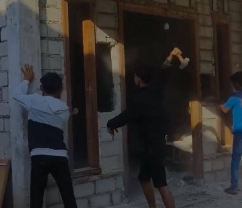 Tangkapan layar vidio viral sejumlah orang rusak rumah di Madiun. IDN Times/ Istimewa