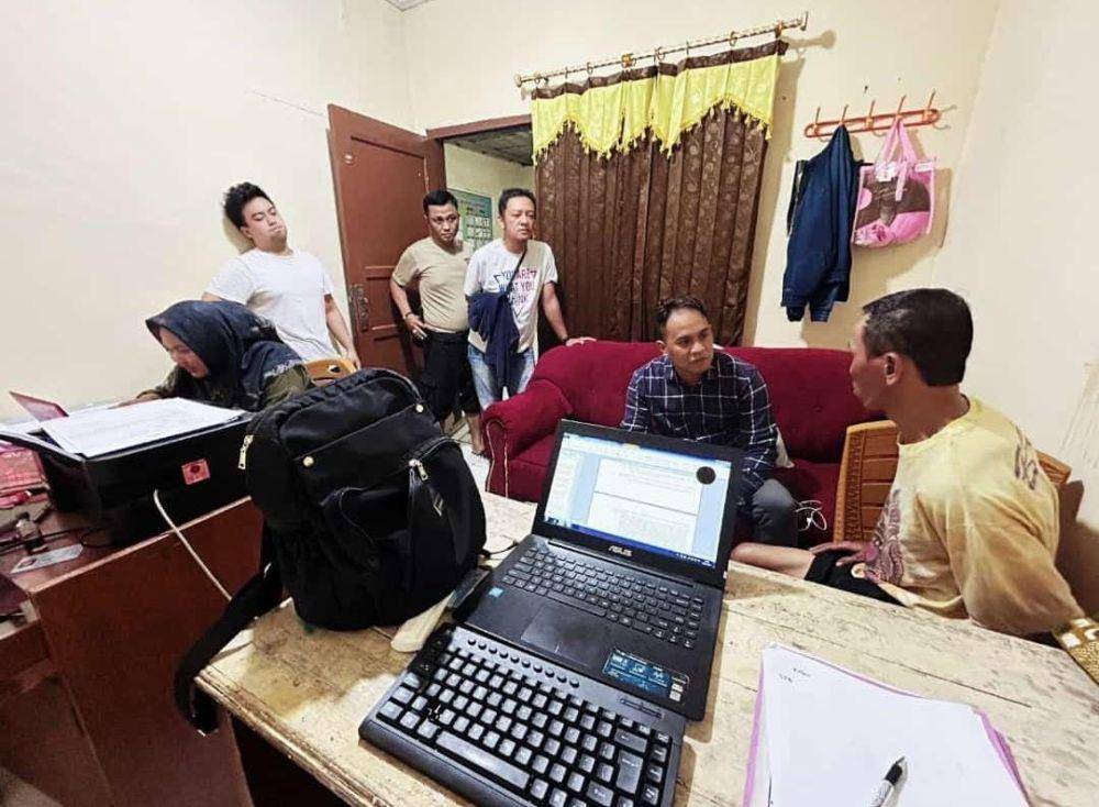 Tersangka Heriyanto menjalani pemeriksaan di hadapan petugas Polsek Tanjungkarang Timur. (Dok. Polsek Tanjungkarang Timur).