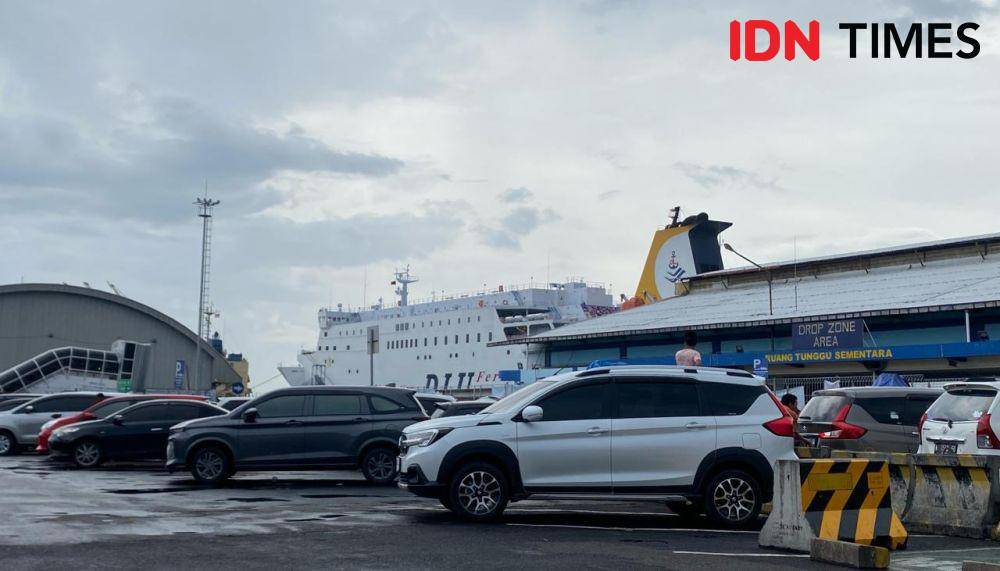 Suasana kantong parkir di GSN Pelabuhan Tanjung Perak Surabaya pada arus balik Lebaran 2024. (IDN Times/Khusnul Hasana).