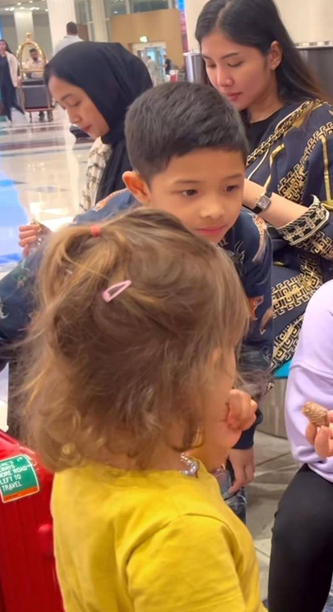 potret Ameena Hanna Nur Atta punya teman baru (instagram.com/queenarsy.iroh)