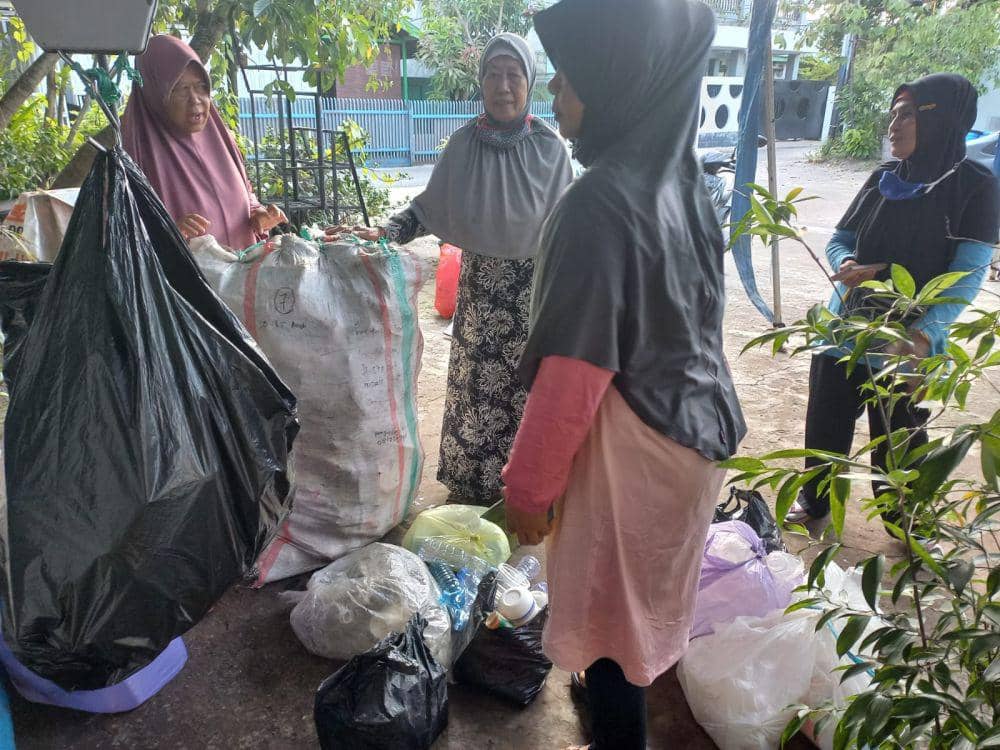 Para ibu rumah tangga menabung sampah di Bank Sampah.